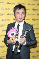 组图：金像奖得主后台秀奖杯 与小新合影