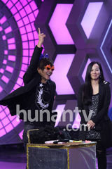 组图：金贤重录制《大本营》 搞怪卖萌惹粉丝尖叫