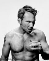 组图：《女性瘾者》男女裸上身出镜 表情销魂