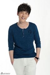 组图：刘欢清俊写真造型优雅帅气