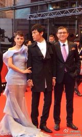 伊能静秦昊柏林挽手走红毯 戴情侣对戒动作亲昵