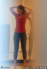 组图：凯蒂练舞身姿轻盈 阿汤哥接老婆十分贴心