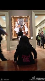 组图：王诗龄游博物馆看音乐剧 甜笑露文艺范儿