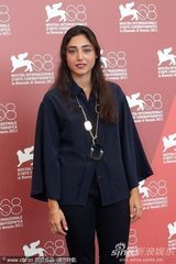 组图：《梅子鸡之味》记者会 女演员豪放转裙露底裤