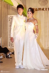 组图：洪天明周家蔚婚纱秀大方热吻 不急结婚生子