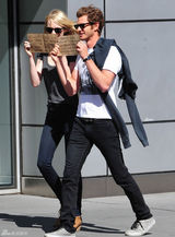 组图：艾玛与加菲反狗仔 出奇招做慈善