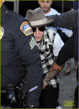 组图：比伯再添脑残事 机场被拘释放吐舌扮无辜