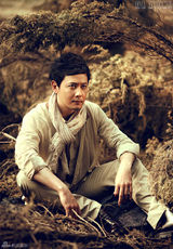 组图：邱心志秋日浪漫写真 显成熟迷人质感