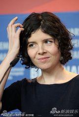 《孤儿》发布会全女子兵阵容 导演马里-库特泽微笑