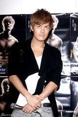 组图：吴克群备战个唱全鸡餐进补 六美女轮番上菜