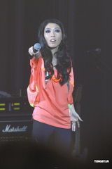 组图：曲婉婷香港音乐会 否认借版权事件炒作