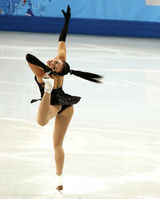 组图：花滑美女赛场身姿美妙 不慎摔地萌态可人