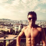 组图：英跳水正太曝海量生活照 秀腹肌吐舌卖萌