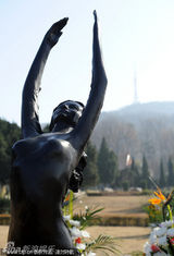 组图：李钰安徽落葬青铜女孩做墓碑 男友汪雨寄哀思