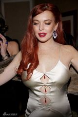 组图：林赛-罗韩出席首映金裙秀美背 红唇风骚献吻