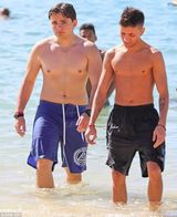 组图：杰克逊长子玩皮划艇 赤裸上身肚腩明显