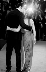 组图：《乔》威尼斯首映 尼古拉斯西装型男