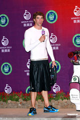 组图：菲尔普斯握高尔夫球杆下水 游泳速度令人惊叹