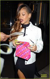 组图：蕾哈娜高开衩紧身裙激凸现乳环