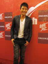 组图：贾乃亮赶场时尚活动获奖 魅力亮相引尖叫  