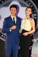 组图：冯绍峰倪妮携手亮相 台下谈笑秀恩爱