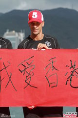 组图：费迪南德领衔曼联亮相香港大秀毛笔字