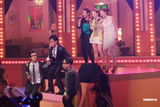 组图：谭咏麟关心妍台上合唱 众星现身无线电视城