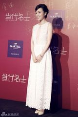 组图：张静初镂空蕾丝裙清新亮相优雅迷人