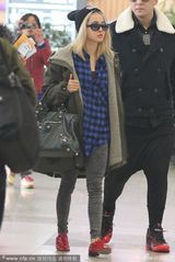 组图：蔡依林潮装现身机场 金发抢眼获保镖护驾