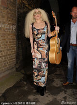 组图：Gaga怪人眼镜爆炸头抢镜 秀名画印花裙
