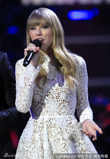 组图：泰勒亮相格莱美提名音乐会 镂空礼服晒钻戒