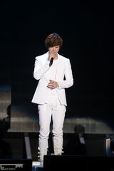 高清组图：韩团神话14周年纪念演唱会盛况空前