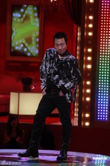 组图：草蜢主持《华丽明星赛》 袁咏仪黎耀祥齐录影