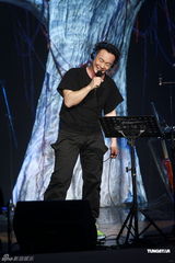 高清组图：陈奕迅香港开唱 靠唱功长裤T恤也疯狂