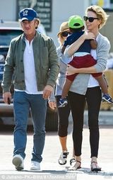 组图：塞隆肖恩-潘携两人母亲用餐 养子抢镜