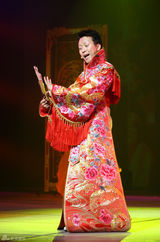 幻灯图集：李玉刚赴日巡演彩排照曝光 轻装上阵