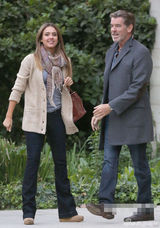 组图：阿尔芭片场飞扑布鲁斯南 打舌战饥渴如狼