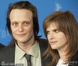 《除了我们还有谁》发布会 男星迪赫英伦范十足