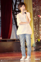 高清图：许飞为公益募捐眼镜框 呼吁为俞灏明祈福