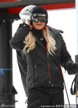 组图：希尔顿携小男友现身雪场 滑雪不忘拗造型