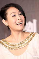 幻灯图：刘若英“脱掉高跟鞋”展亲切 演高难“绸吊”