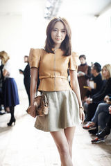 组图：王珞丹皮衣亮相纽约秀场 笑揽绯闻女孩