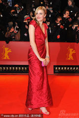 幻灯：本-斯蒂勒《格林伯格》首映 红裙女主角亮丽