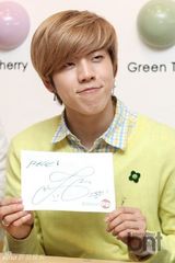 组图：韩团INFINITE出席代言品牌粉丝签名会