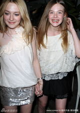 幻灯图：“暮光少女”范宁16岁生日宴 笑容灿烂