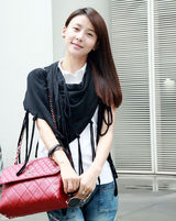 组图：贾青街拍 白衬衣搭配黑色围巾