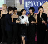 组图：周迅俏皮亮相VOGUE盛典 黑白配温暖深秋