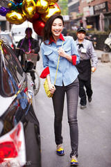 组图：张俪早春街拍红领牛仔衬衫清新