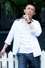 组图：侯勇时尚街拍尽显绅士风格