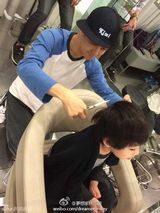 组图：林志颖帮Kimi剪新发型变身萌版李敏镐